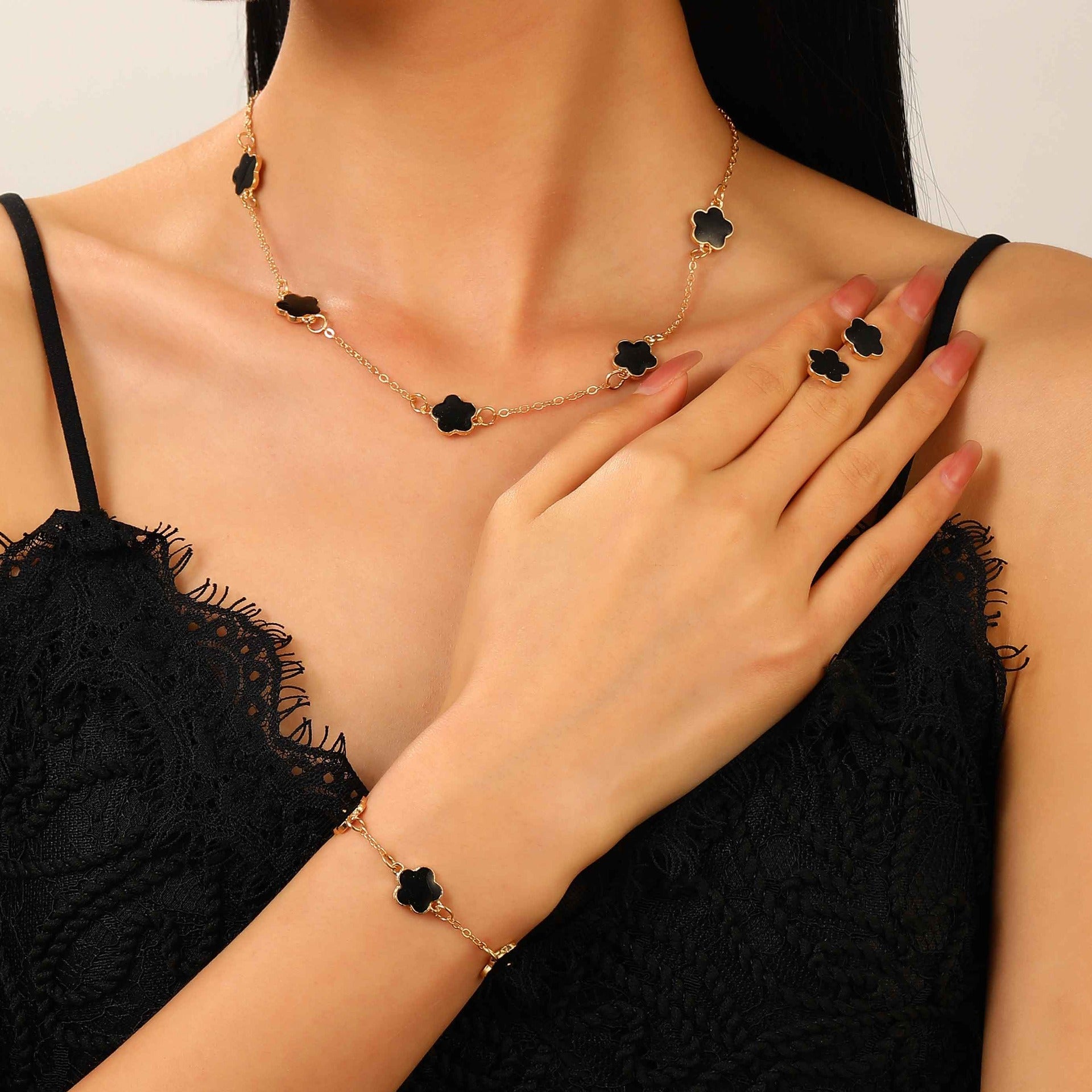 4PCS(1 SET) Five-Leaf Grass Jewelry Set Ladies Retro Style Drop Oil Lucky Flower Necklace Bracelet Bracelet Earrings Jewelry Valentine's Day Gift Valentines