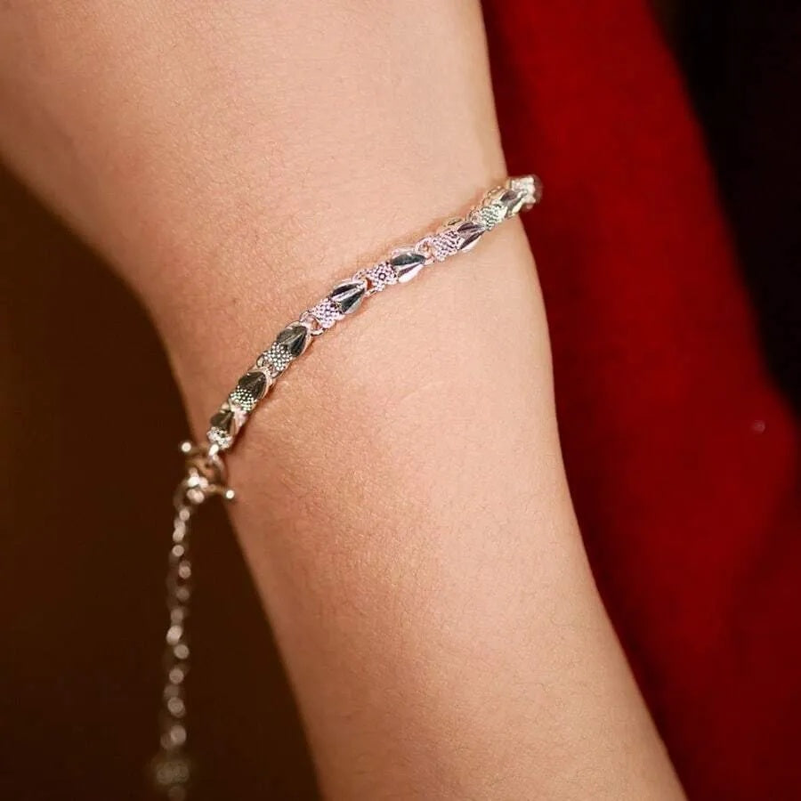 1PC Four-Leaf Clover Love Bracelet – Stylish High-Quality Jewelry, Perfect Gift for Women, Lovers & Teen Girls, Ideal for Daily Wear, Parties & Special Occasions