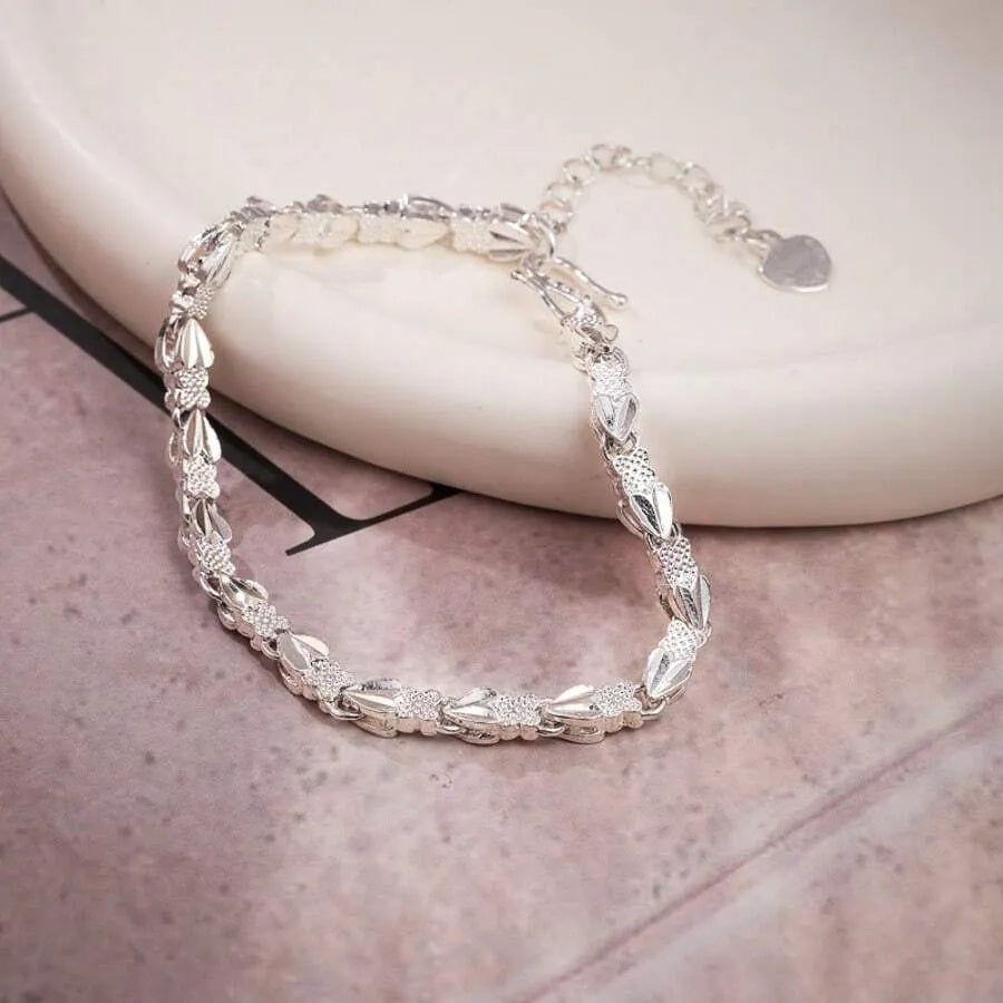 1PC Four-Leaf Clover Love Bracelet – Stylish High-Quality Jewelry, Perfect Gift for Women, Lovers & Teen Girls, Ideal for Daily Wear, Parties & Special Occasions